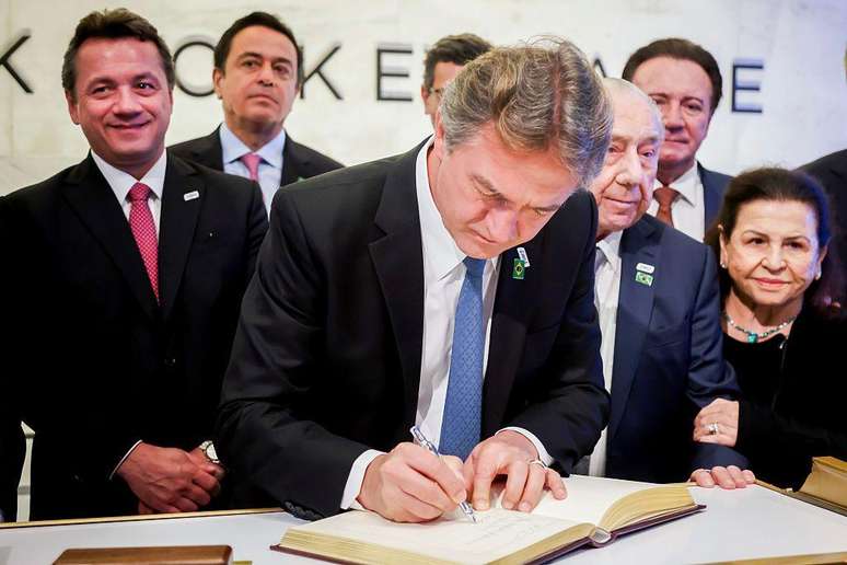  Joesley Batista assina o livro de visitas no pregão da Bolsa de Valores de Nova York (NYSE), em Nova York,  quando as ações da JBS NV começaram a ser negociadas 