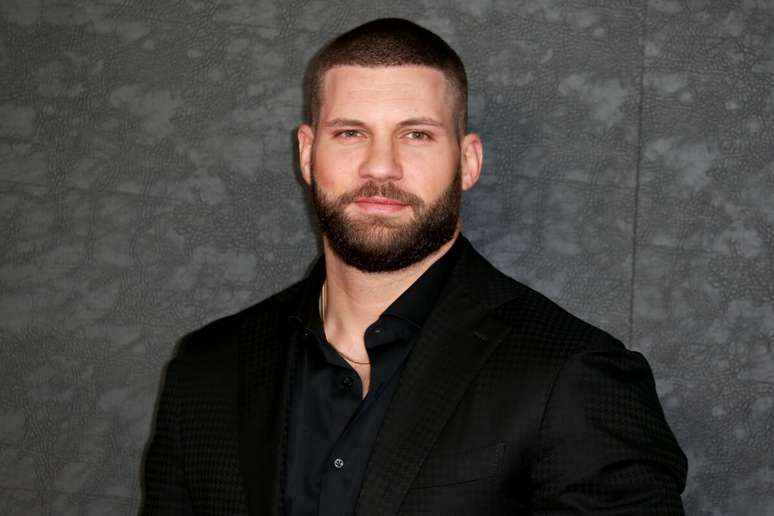 A combinação entre buzz cut e barba cheia modelada transmite confiança 