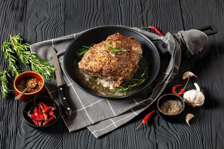 Pernil assado com crosta de ervas e alho