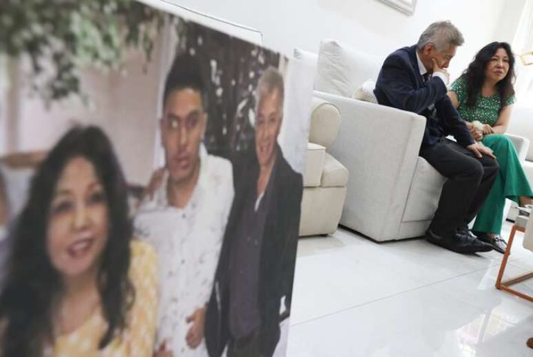 Os pais de Marco Aurélio, Julio Cesar Acosta Navarro e Silvia Cárdenas Prado, receberam o diploma em nome do filho