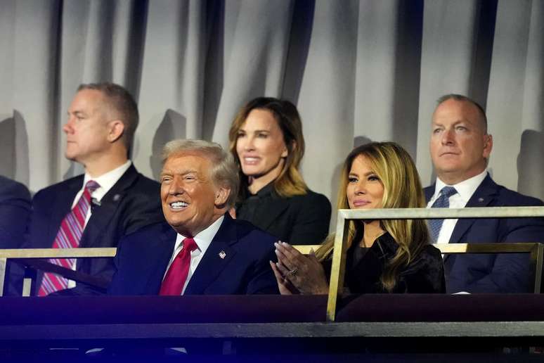 Ao lado da mulher, Melania, Donald Trump assiste à cerimônia do sorteio de grupos da Copa –