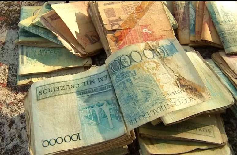 Dois irmãos que vivem na cidade de Araguaína, no norte do Tocantins, descobriram 32 milhões guardados numa mala que pertencia ao pai deles. Seria uma fortuna, não fosse um porém: o dinheiro é do século passado.