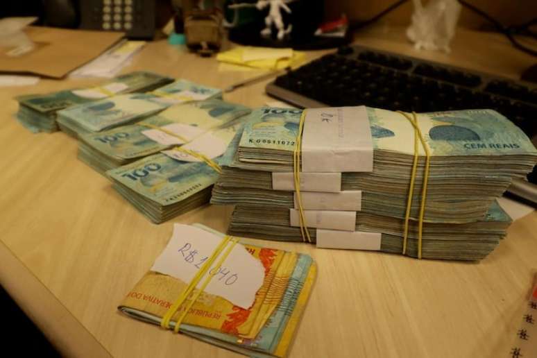 PF encontrou dinheiro vivo no carro de Rodrigo Bacellar, presidente da Alerj; total foi de mais de R$ 90 mil