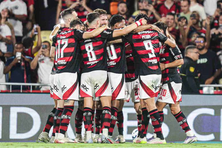 Jogadores do Flamengo comemoram durante goleada por 8 a 0 sobre o Vitória –