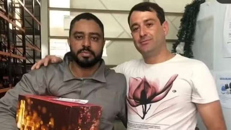 Funcionário Eliandro e o empresário Kerli em foto publicada das redes sociais da empresa em 2022 —