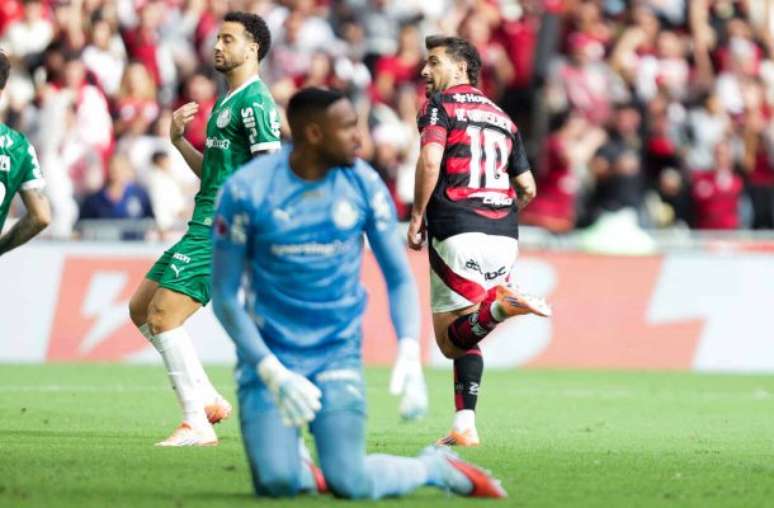 Jogadores do Flamengo comemoram durante goleada por 8 a 0 sobre o Vitória –