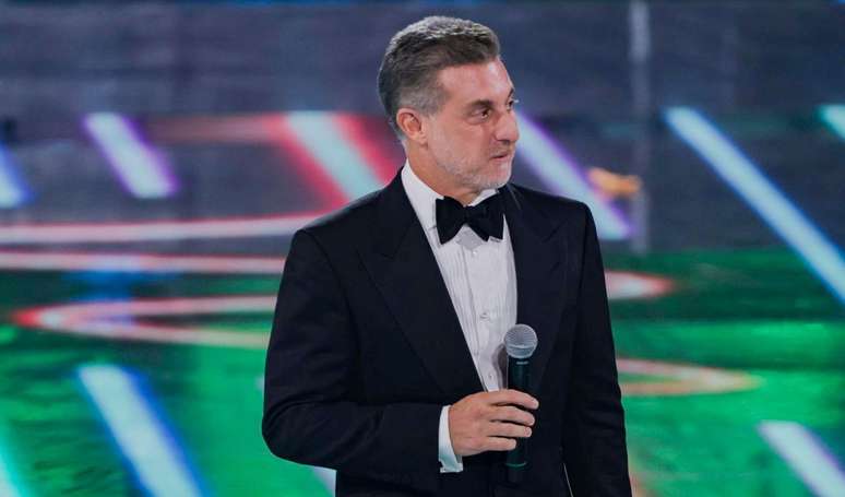 Luciano Huck pede para indígenas do Xingu esconderem celulares em gravação do 'Domingão' e explica atitude em comunicado: 'Sempre defendi que...'.
