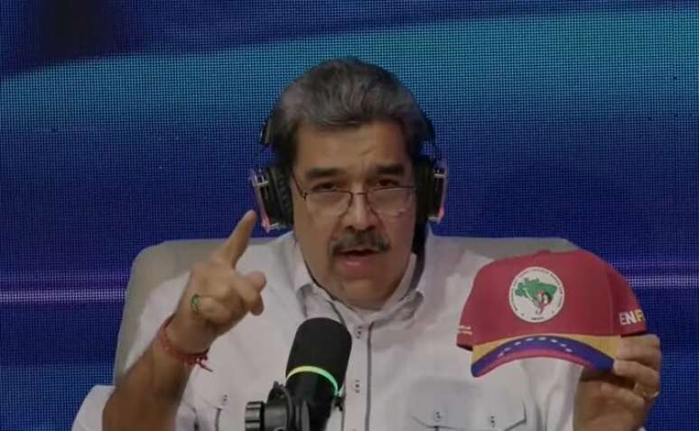 Maduro durante transmissão ao vivo em que arriscou 'portunhol' para pedir apoio dos brasileiros