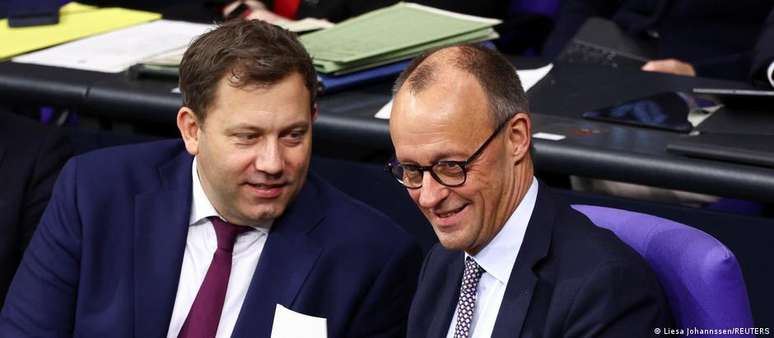Chanceler alemão Friedrich Merz (dir,) ao lado do vice-chanceler, Lars Klingbeil, no Bundestag: governo ainda quer propor outras mudanças em 2026