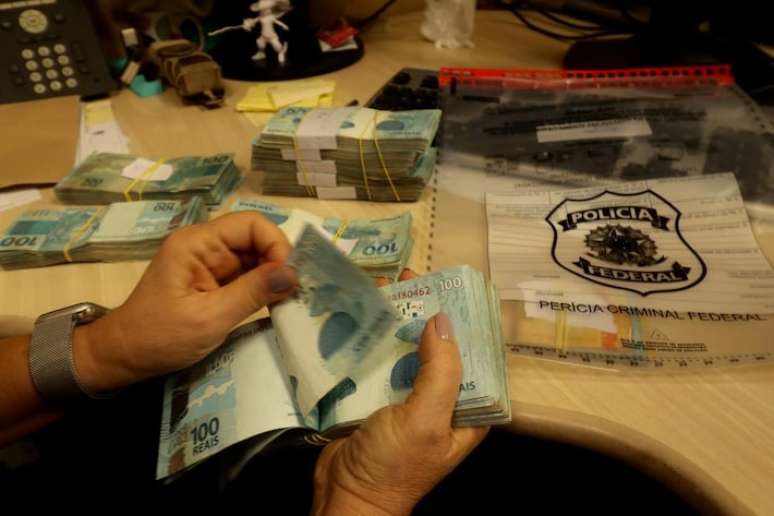 PF afirma que Bacellar teria como objetivo a manutenção de vínculos com o Comando Vermelho em busca dos 'milhões de votos' das regiões dominadas pela facção