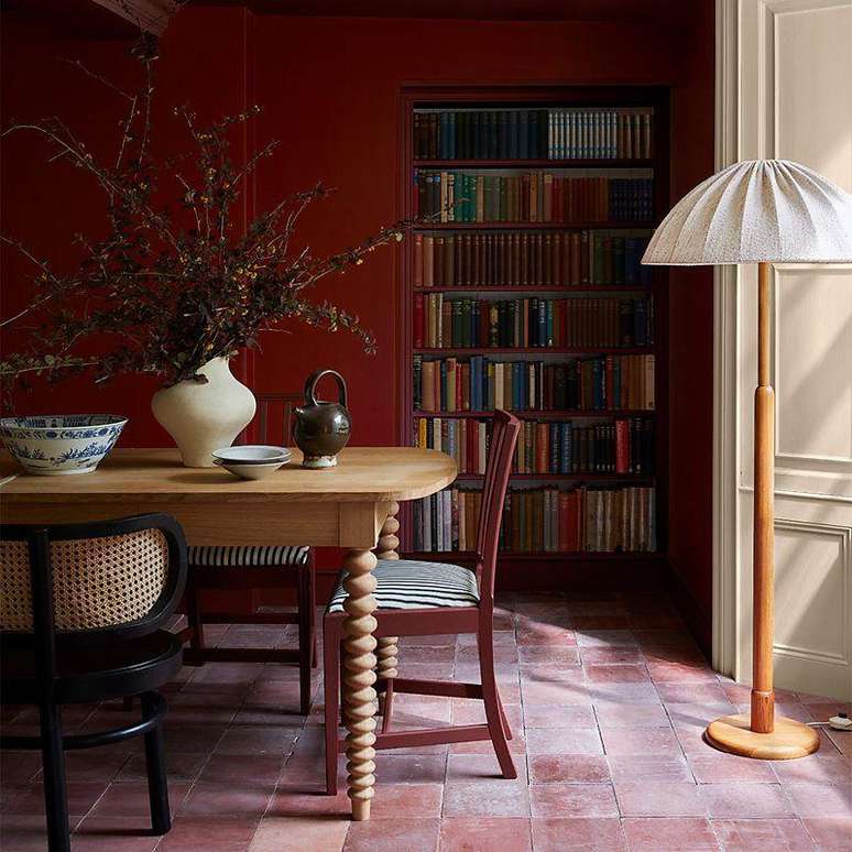 Cômodo com paredes e piso em cor vinho, com móveis de madeira