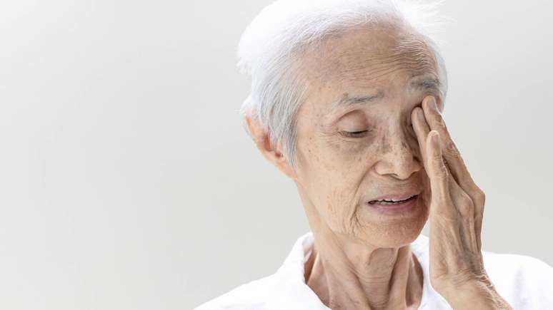 Ainda não existe uma cura definitiva, mas muitos especialistas recomendam adaptações no ambiente, como o uso de iluminação adequada, auxílio de lupas ou dispositivos eletrônicos ampliadores – depositphotos.com / Chai2523