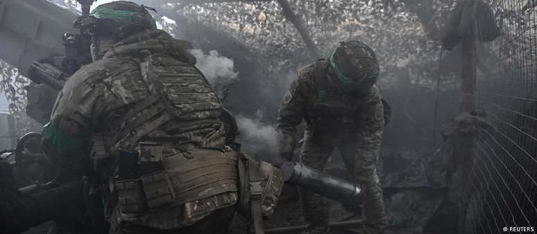 Soldados ucranianos na frente de batalha perto de Pokrovsk