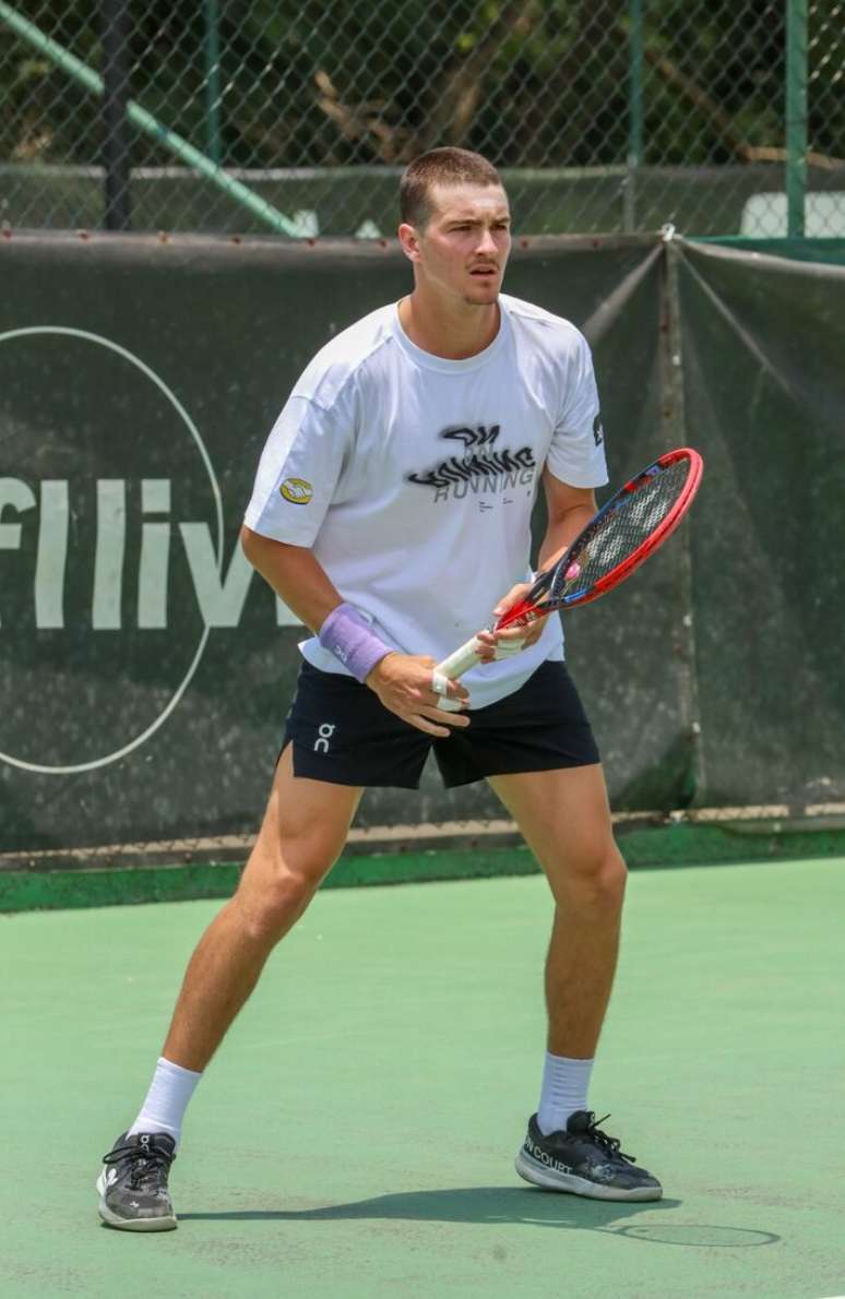 João Fonseca apareceu pela primeira vez com o cabelo raspado após promessa ao vencer o ATP 500 da Basileia.