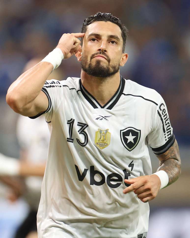 Alex Telles comemorando o empate do Botafogo 