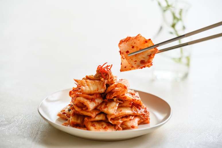 Estudo mostrou que comer kimchi diariamente pode ajudar a ajustar o sistema imune, melhorando a atividade de algumas células importantes para a resposta imune e controlando a inflamação. krein1/ Shutterstock