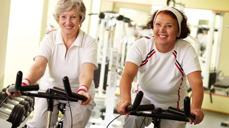 Além da alimentação, a prática regular de atividades físicas é outra aliada importante no manejo da diverticulite – depositphotos.com / pressmaster