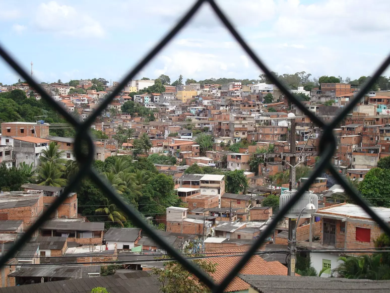 Beiru ou Tancredo Neves, em Salvador. Segundo o IBGE, é a maior favela da Bahia e a décima do país, com pouco mais de 38 mil habitantes.