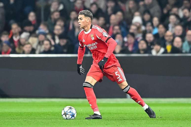 Enzo Barrenechea (Benfica) durante jogo contra o Ajax, no dia 25.11.2025