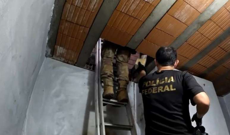 Cão farejador da Polícia Militar de Santa Catarina foi decisivo para a descoberta de um bunker subterrâneo onde estavam armazenados 613 quilos de cocaína em Blumenau