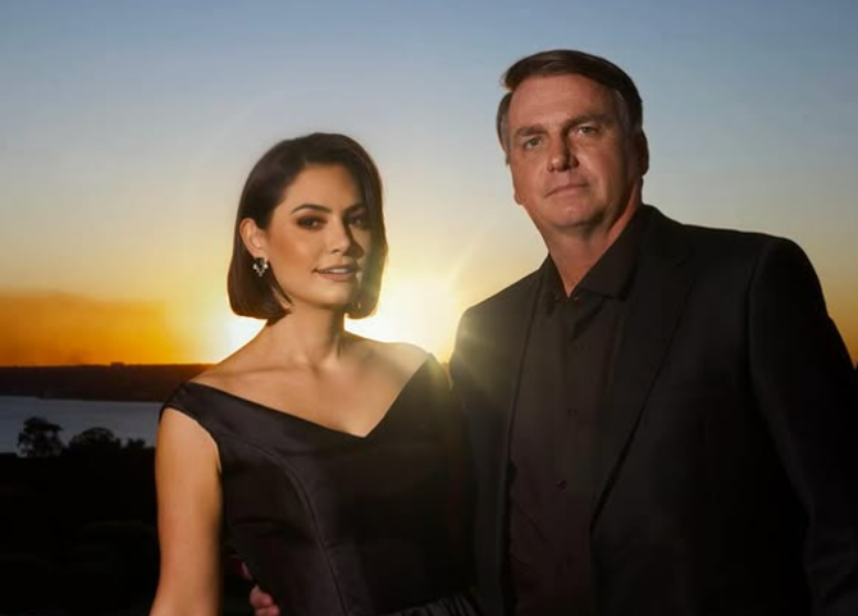 Michelle Bolsonaro prepara marmitas que Bolsonaro come na prisão