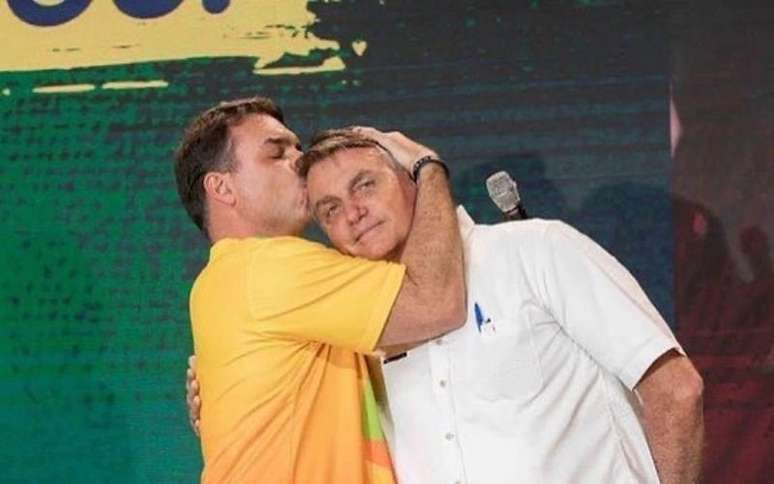 Imagem compartilhada por Flávio para anunciar a candidatura é de um abraço com o pai, Jair Bolsonaro