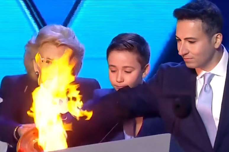 Eli Davi acendendo a tocha em cerimônia israelense