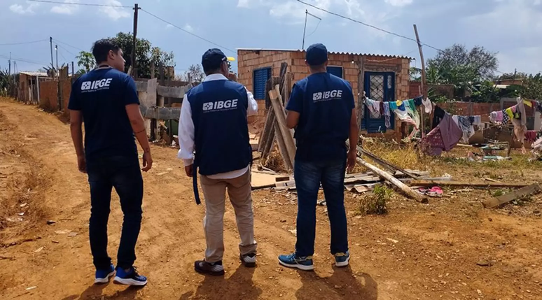 Recenseadores na favela Sol Nascente, em Brasília. Capital planejada não evitou formação de comunidades sem infraestrutura.
