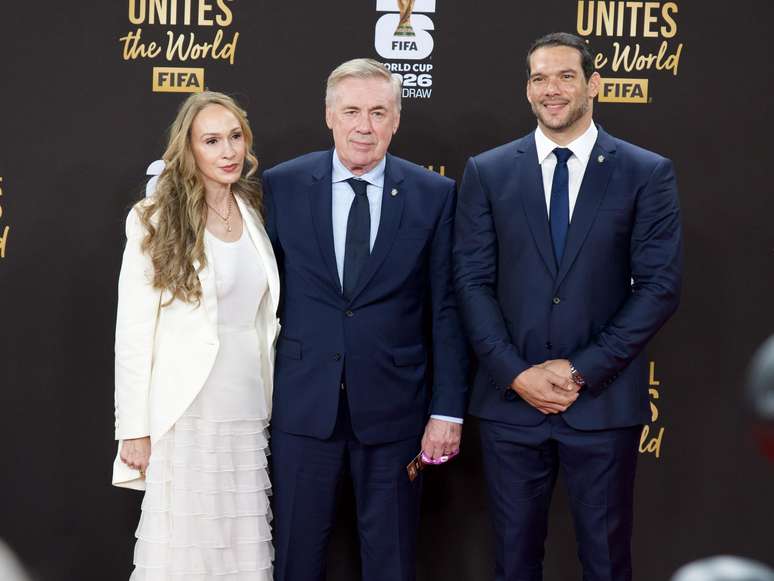 Ancelotti esteve no sorteio ao lado do presidente da CBF, Samir Xaud