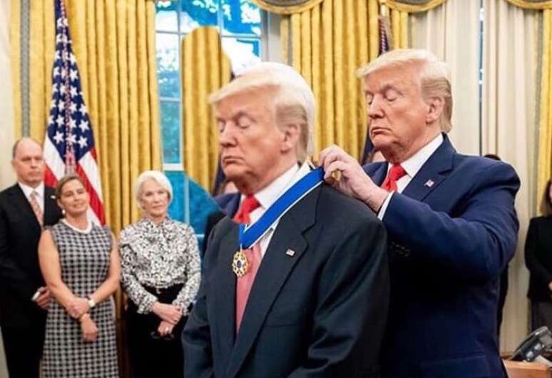 O presidente Trump dando uma medalha para si mesmo foi uma das publicações com maior repercussão sobre o prêmio da Fifa