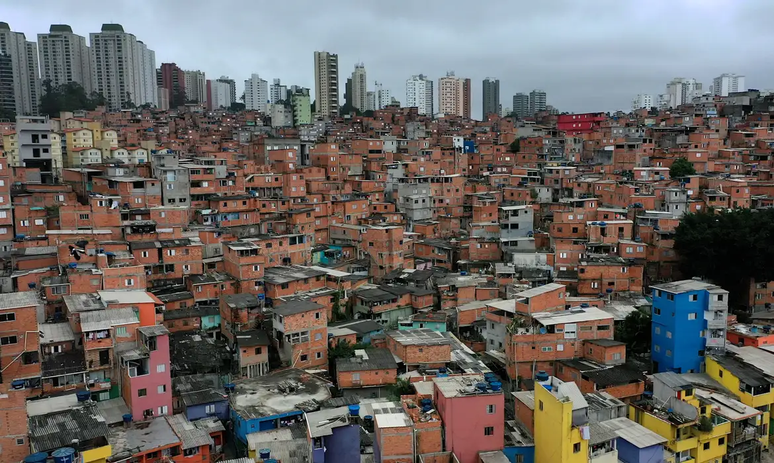 IBGE mostra que infraestrutura é precária dentro e fora de favelas, mas nas comunidades as carências são bem maiores.