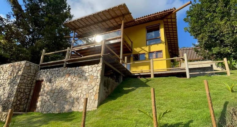 A mulher ficou paraplégica após se apoiar em parapeito de varanda e cair cerca de 4 metros