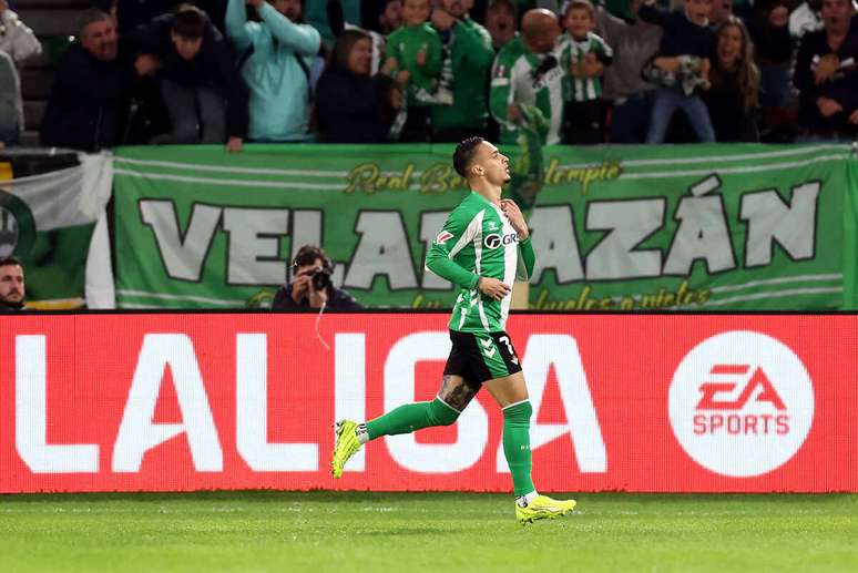 Antony marcou o primeiro gol da partida, mas o Bétis não conseguiu segurar o Barcelona e acabou levando a virada.