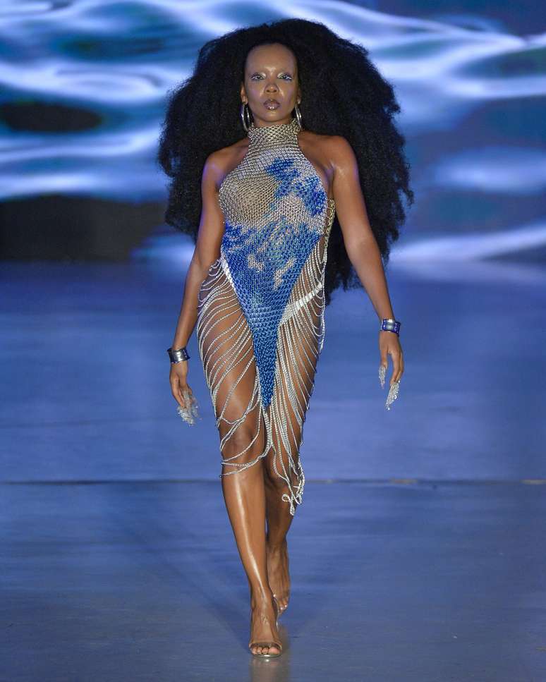 Thelminha no desfile Filipe Freire 