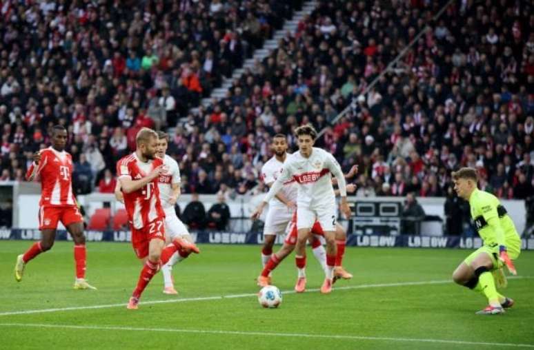 - Alex Grimm/Getty Images - Legenda: Laimer (E) abre o placar para o Bayern de Munique contra o Stuttgart