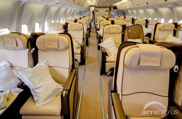 Todos os assentos são reclináveis e viram camas confortáveis –