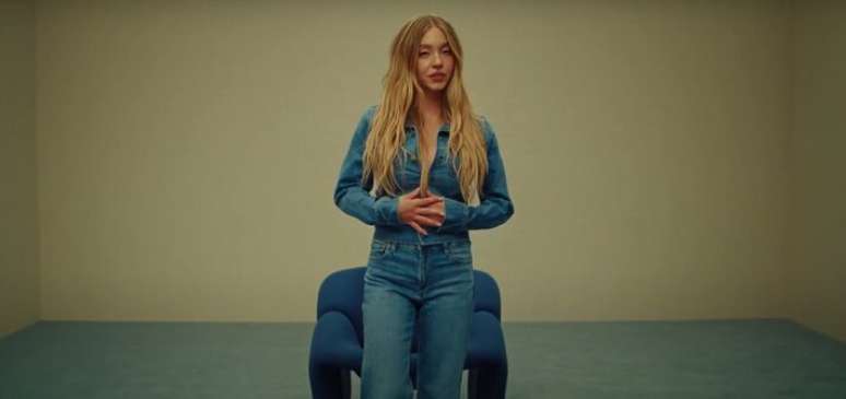 Sydney Sweeney em frame de propaganda da marca de jeans American Eagle