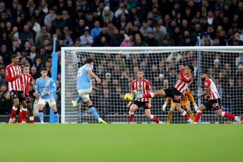 Rúben Dias abriu o marcador em um belo chute de fora da área –