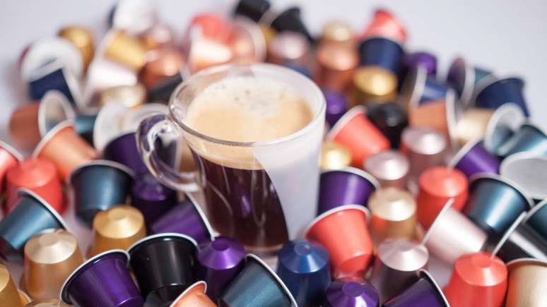 Novas tecnologias e cápsulas biodegradáveis ampliam as possibilidades de reciclagem e reduzem o impacto ambiental desse resíduo – depositphotos.com / dstaerk