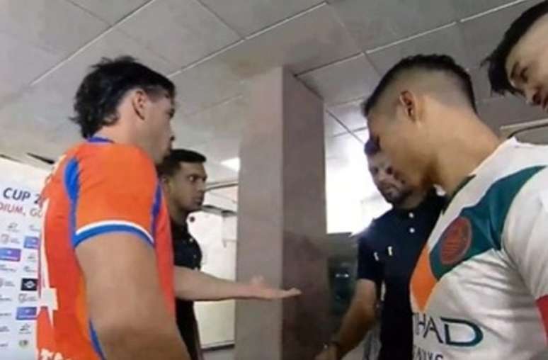 - Reprodução de Vídeo - Legenda: Iker Guarrotxena (de laranja), capitão do Goa, foi expulso momentos antes de entrar em campo