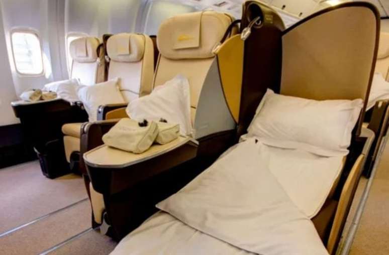 Todos os assentos são reclináveis e viram camas confortáveis –