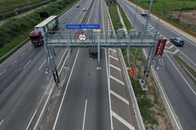 Os pórticos de pedágio free-flow começam a cobrar tarifas no dia 6 de dezembro na Dutra.