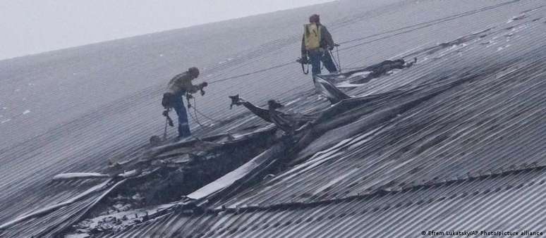 Estrago provocado por drone na cúpula de confinamento de Tchernobil em fevereiro