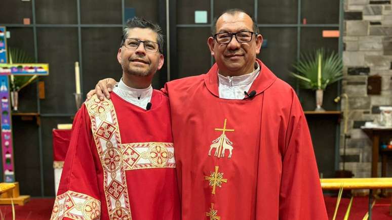 O padre Vidal Rivas e o diácono Francisco, na Igreja Episcopal de São Mateus de Hyattsville, em Maryland (Estados Unidos)