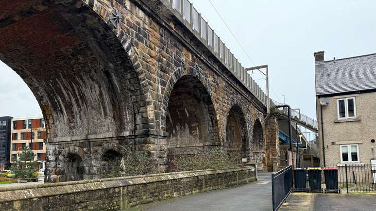 A reportagem foi até o local e encontrou a ponte sem danos