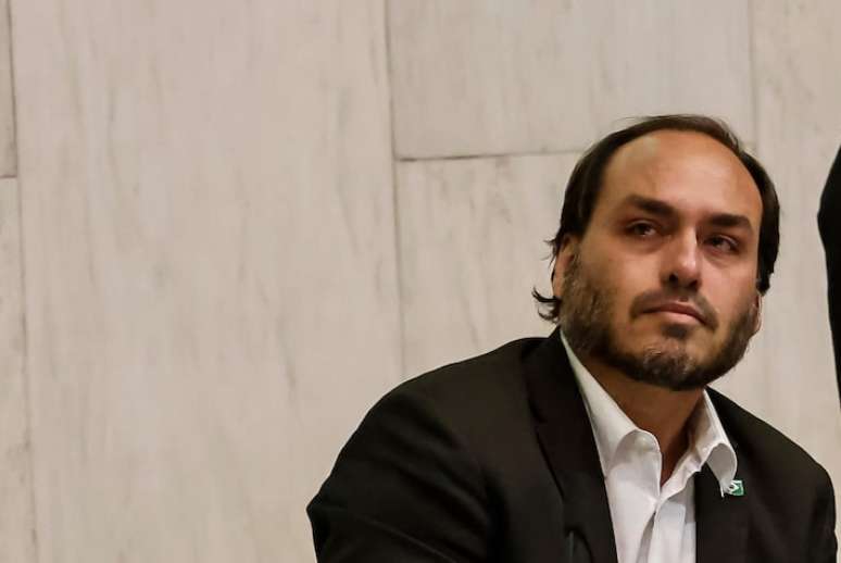 அலெஸ்ப்பில் அஞ்சலி செலுத்தும் போது கார்லோஸ் தனது தந்தையைப் பற்றி குறிப்பிடும் போது உணர்ச்சிவசப்பட்டார்