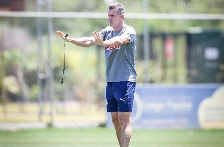 Vagner Mancini orienta jogadores durante sua ainda curta passagem pelo Bragantino – Foto de Ari Ferreira/Red Bull Bragantino