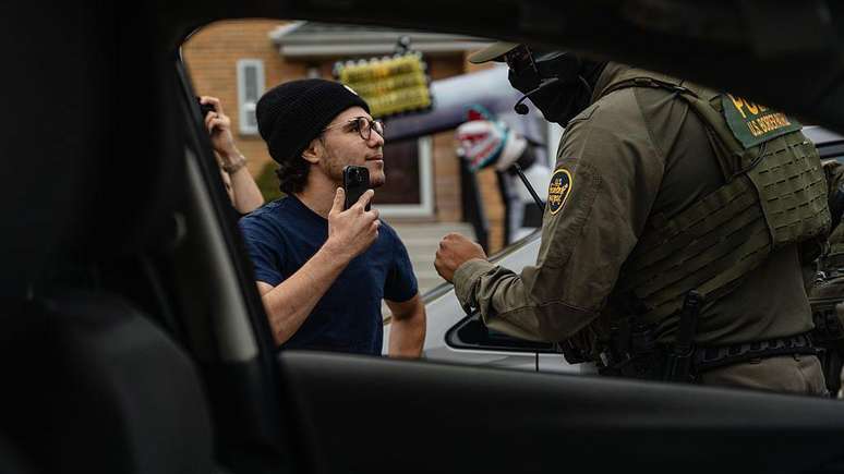 Uma rede de voluntários percorre bairros e acompanha batidas para documentá-las e compartilhá-las nas redes sociais, caso os protocolos legais não sejam cumpridos