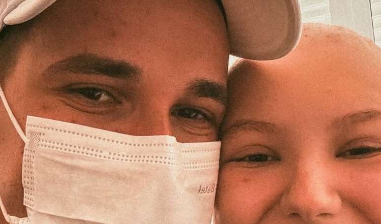 Com Isabel Veloso internada na UTI, Lucas Borba faz aniversário e lamenta ausência da mulher.