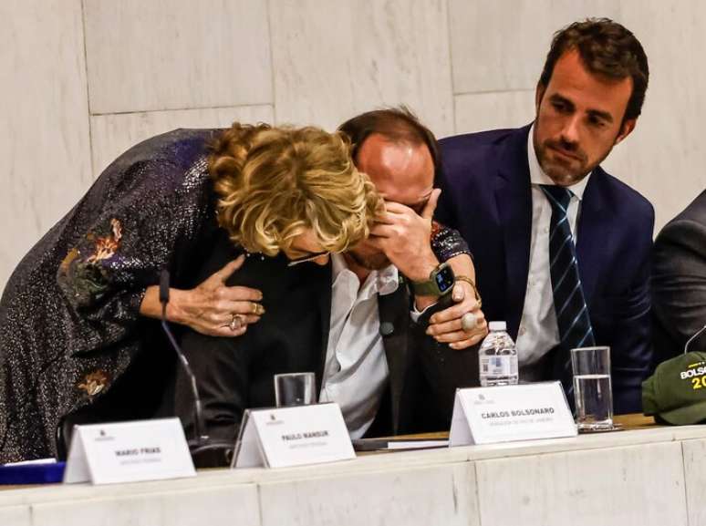 O vereador pelo PL do Rio de Janeiro Carlos Bolsonaro e o deputado federal Mário Frias recebem o colar de Honra ao mérito legislativo na Alesp